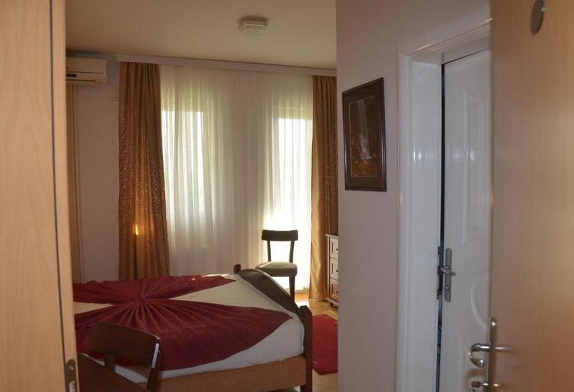 اتاق سوپریور با بالکن, Dragović Smederevo