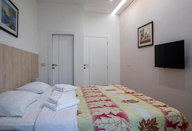 اتاق استاندارد یک نفره, Garni Hotel Lotos