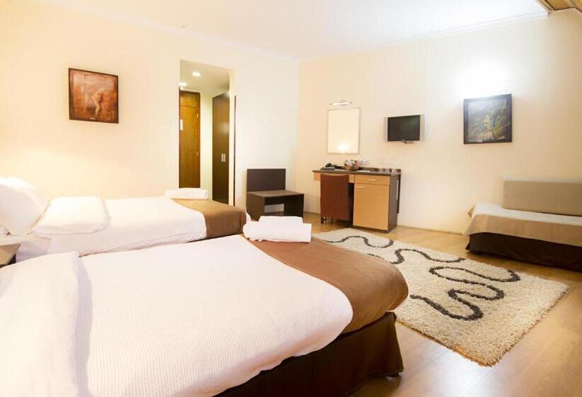 اتاق راحتی, Junior