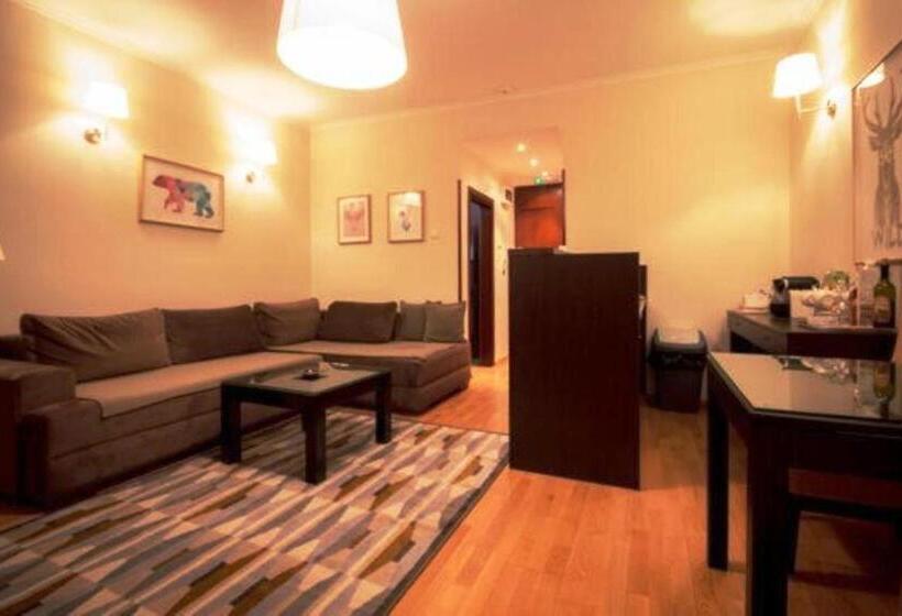 سوئیت با وان آب گرم, Junior