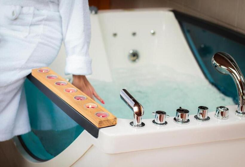 سوئیت با وان آب گرم, Junior