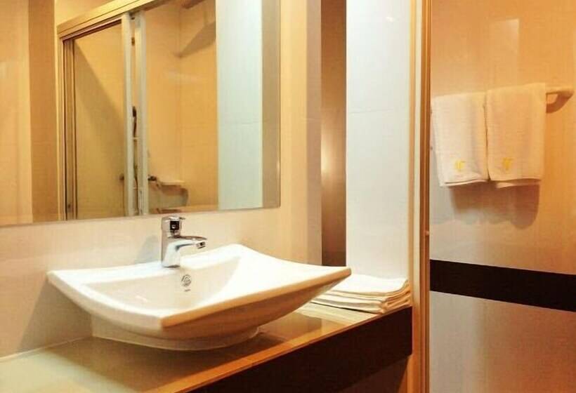 디럭스 룸, Sinkiat Buri