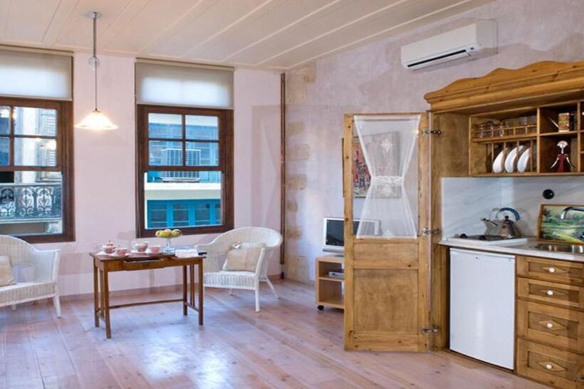 家庭间, Anassa Estate