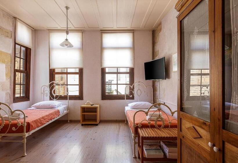 家庭间, Anassa Estate