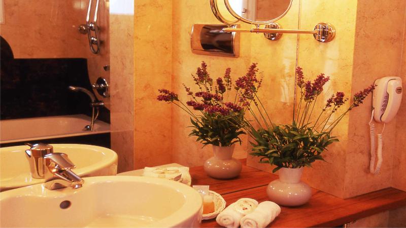 חדר אקזקיוטיב נוף לים, Antirides