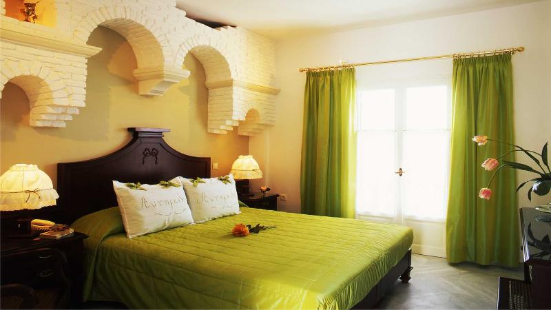 חדר אקזקיוטיב נוף לים, Antirides