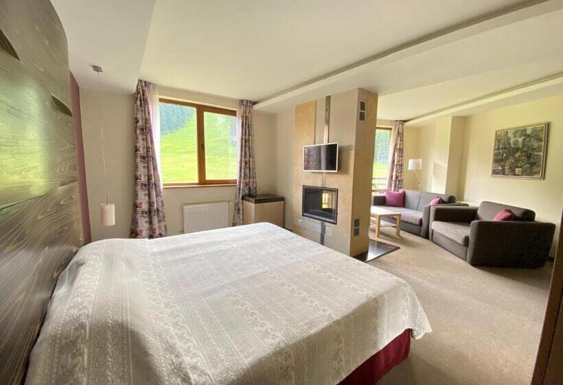 جناح جونيور سوبريور, Ice Angels