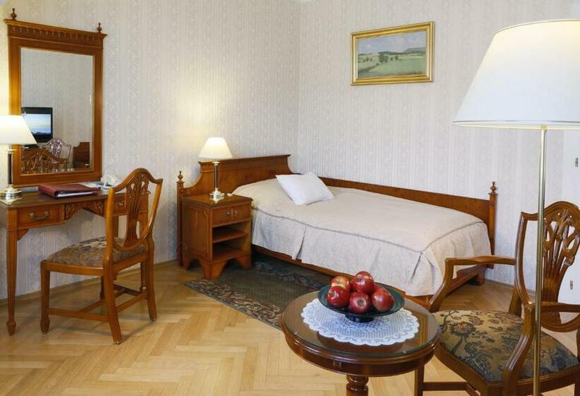 标准单人间, Bristol Palace