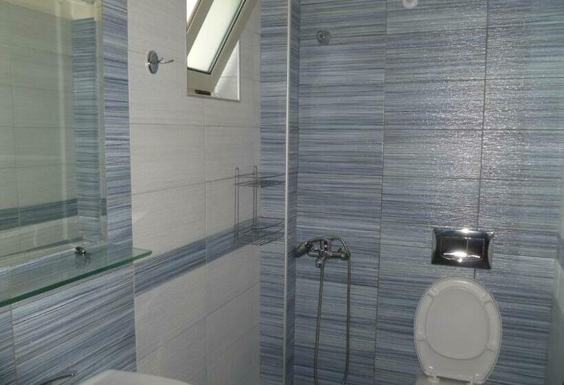 Quarto Estandar, Costas & Chrysoula