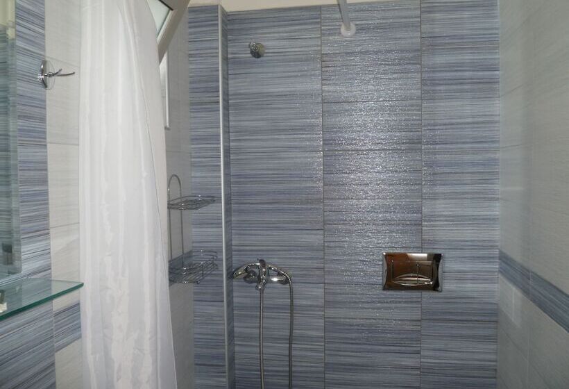 Quarto Estandar, Costas & Chrysoula