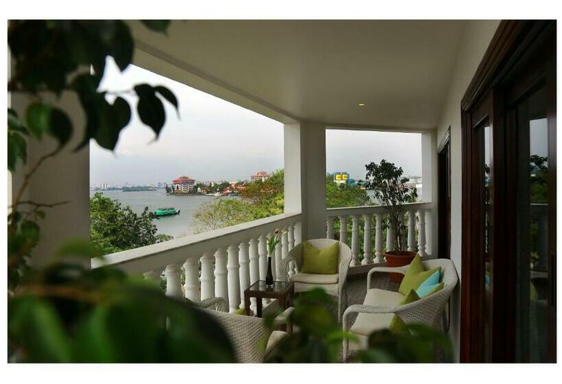 Royal Suite, Fragrant Nature Kochi A Five Star Classified