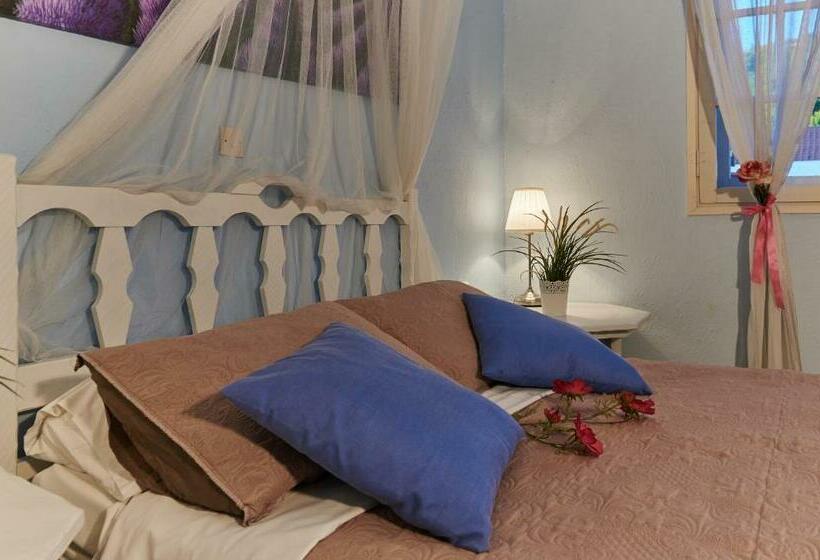 Номер Стандарт Вид на Город, Greek House