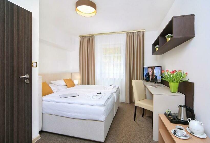 סטודיו משפחתי, Hradec