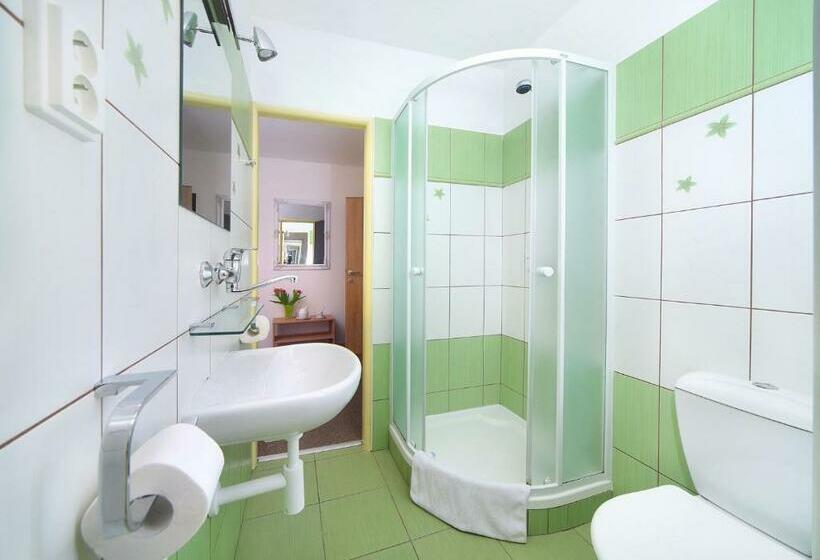 סטודיו משפחתי, Hradec