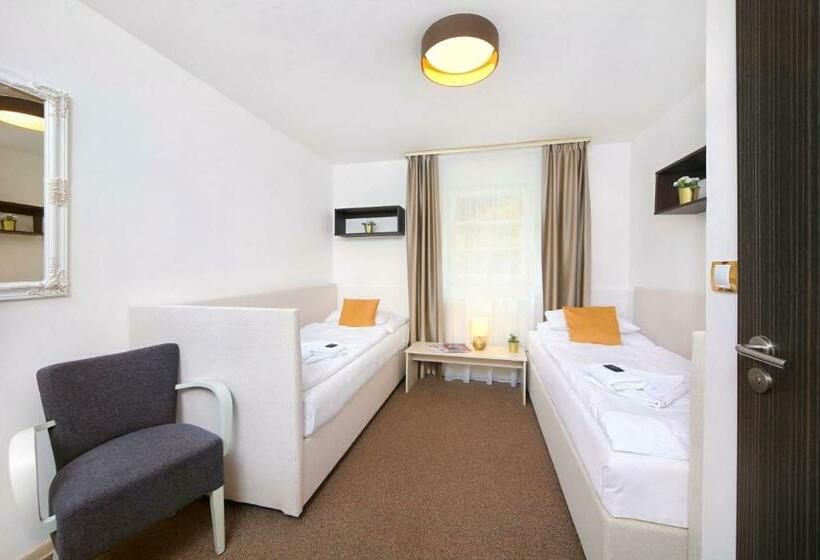 패밀리 스튜디오, Hradec