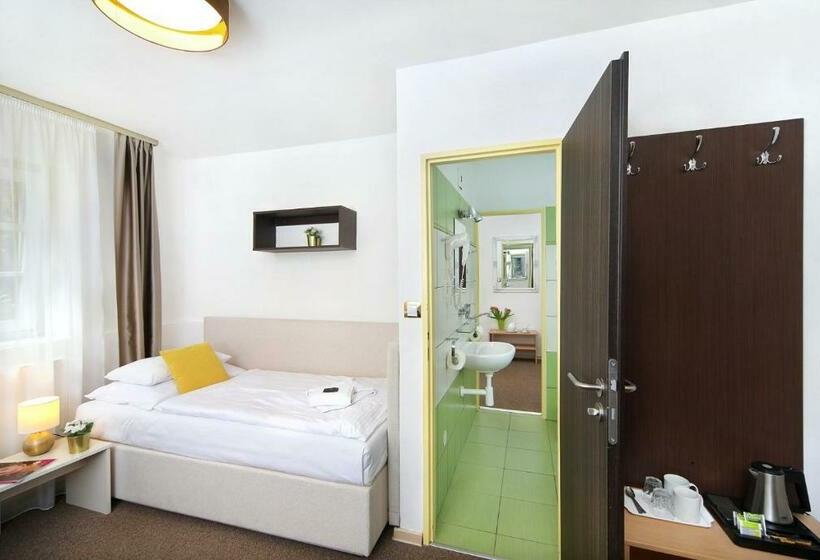 סטודיו משפחתי, Hradec