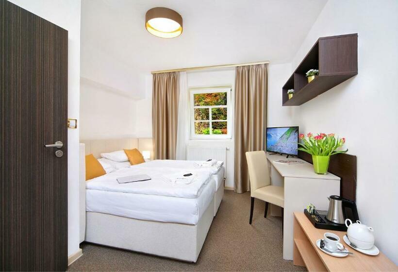 סטודיו משפחתי, Hradec