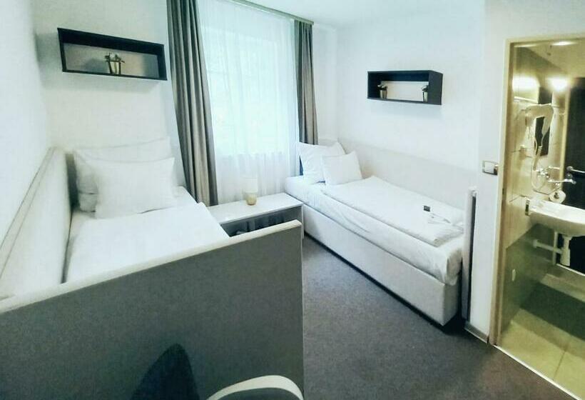 סטודיו משפחתי, Hradec