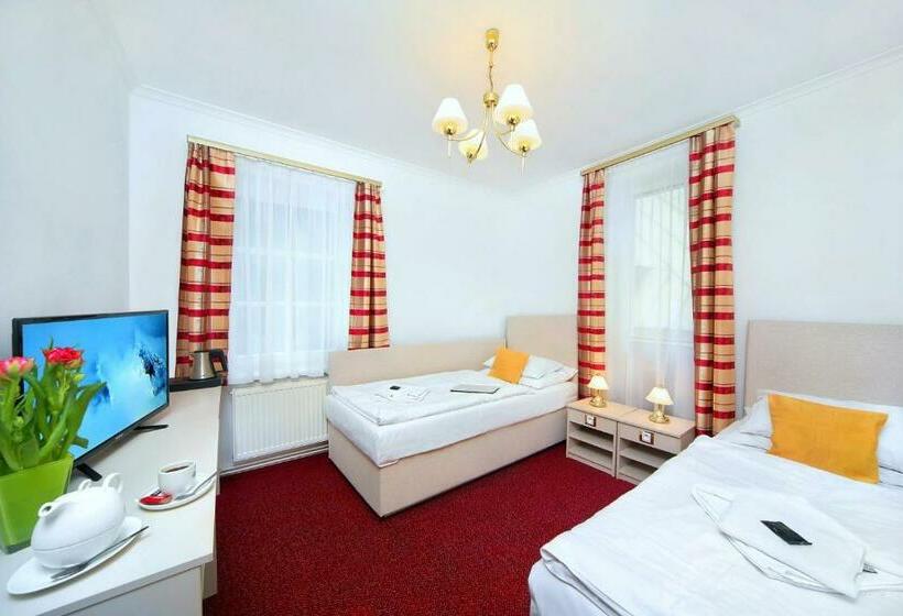 סטודיו משפחתי, Hradec