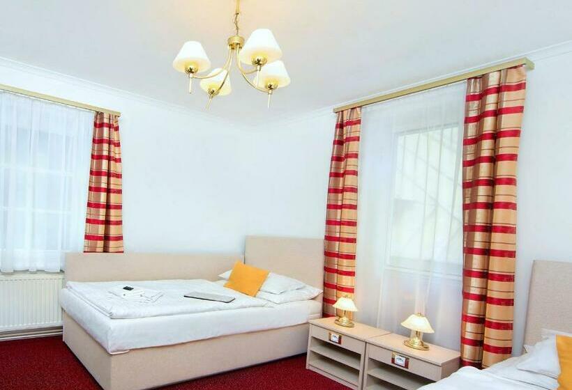 סטודיו משפחתי, Hradec