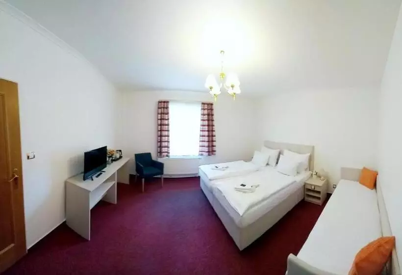 Deluxe Kolmen Hengen Huone, Hradec