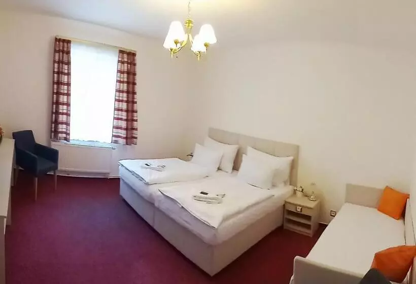 Deluxe Kolmen Hengen Huone, Hradec