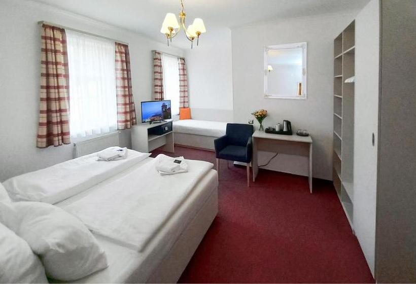 חדר דלוקס לשלושה, Hradec