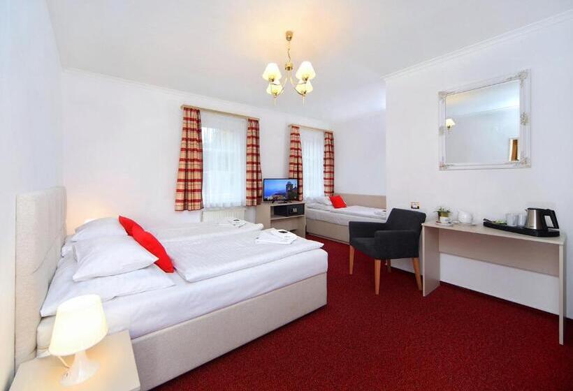 חדר דלוקס לשלושה, Hradec