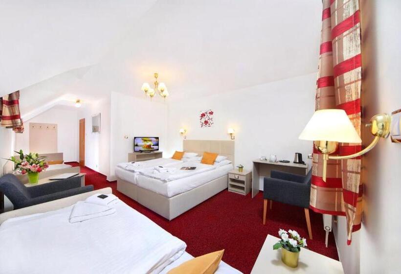 סוויטה משפחתית, Hradec