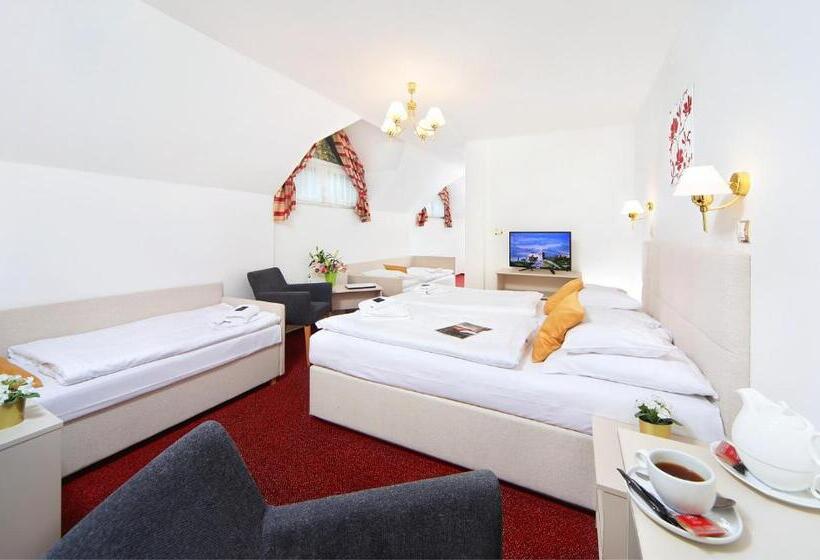 家庭套房, Hradec