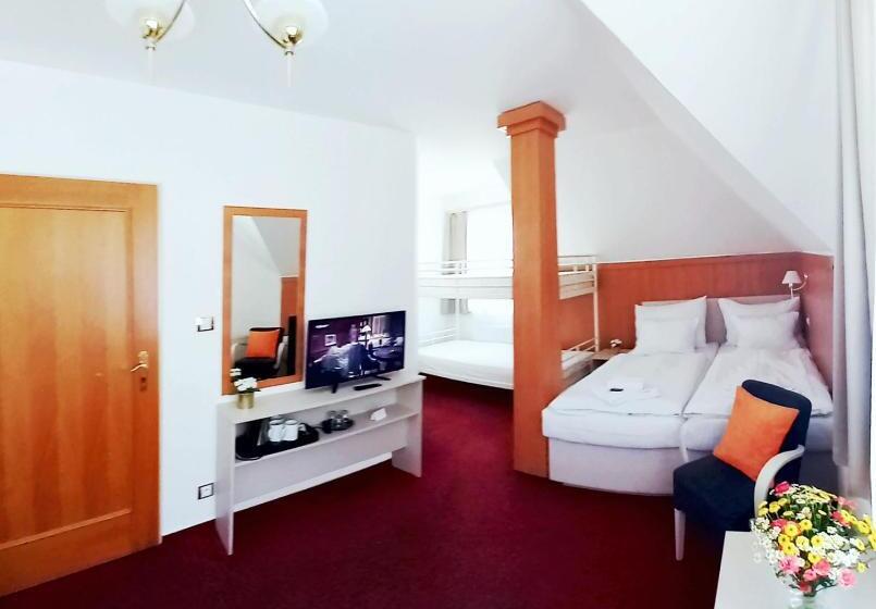 סטודיו משפחתי, Hradec