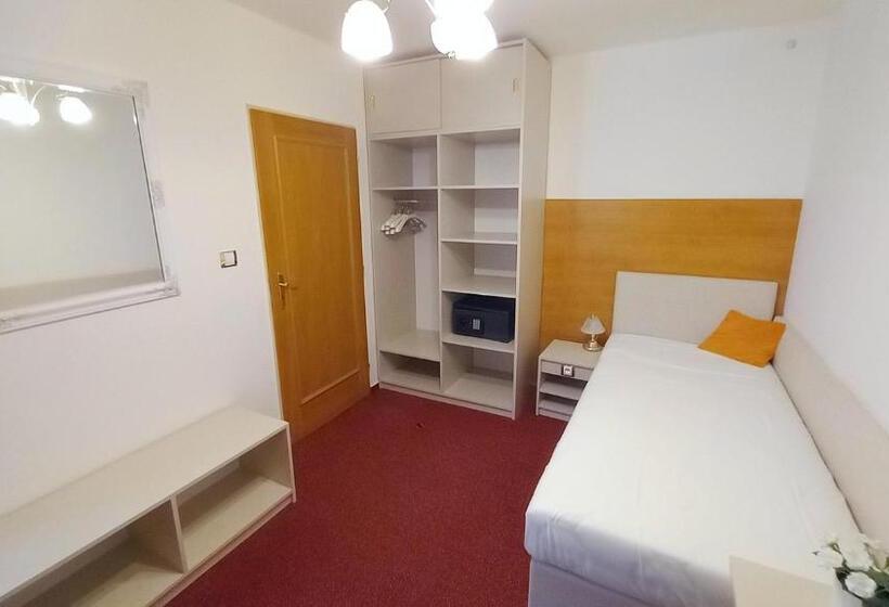 חדר קומפורט לשלושה, Hradec