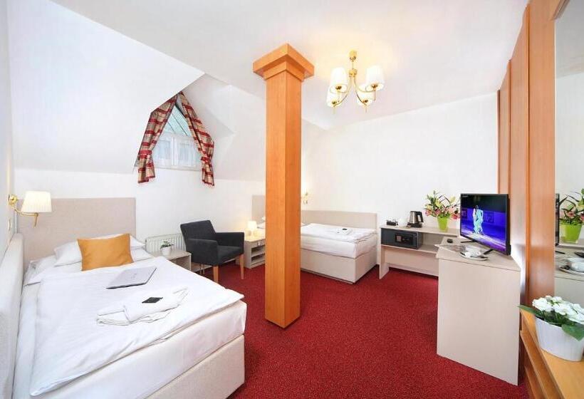 חדר דלוקס, Hradec