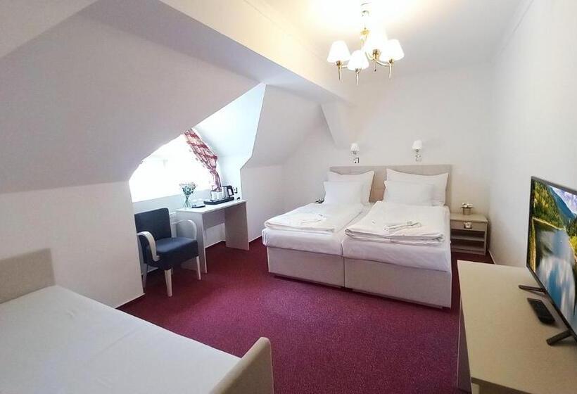 חדר קומפורט לשלושה, Hradec