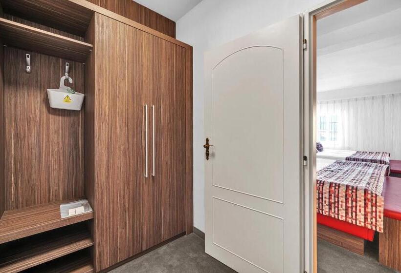 Четырехместный Номер Стандарт, Nelly Kellys