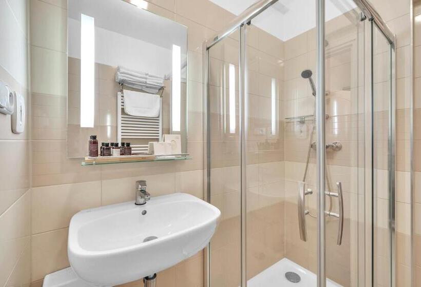 Четырехместный Номер Стандарт, Nelly Kellys