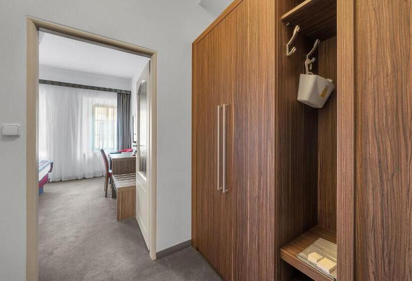 Номер Стандарт, Nelly Kellys