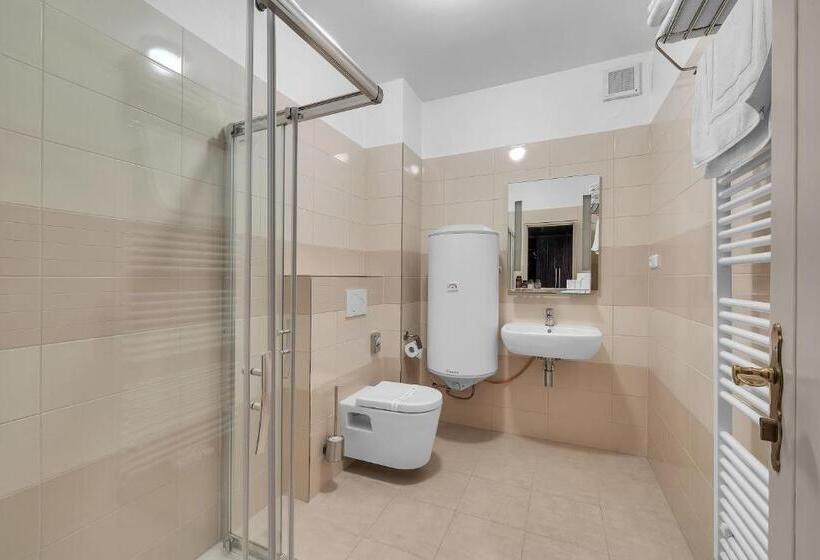 Семейный Номер, Nelly Kellys