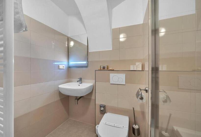 Номер Basic, Nelly Kellys