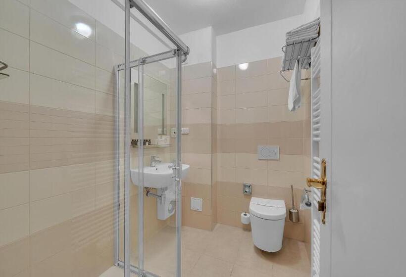 Номер Deluxe, Nelly Kellys