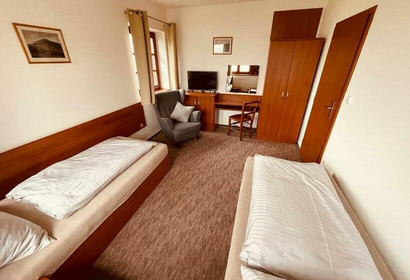 Standard Room, Oddech