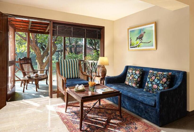 מיטת קינג בסוויטה, Taj Corbett Resort And Spa Uttarakhand