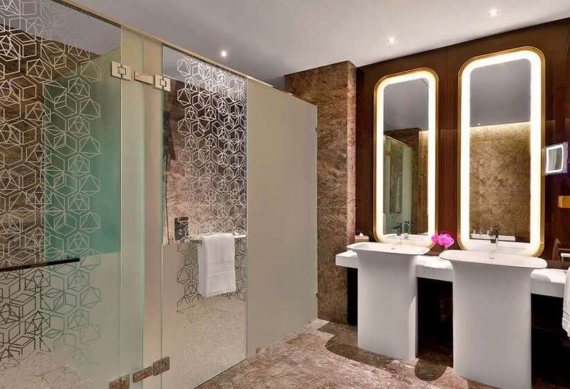 سوئیت با تخت بزرگ, Alrayyan Hotel Doha, Curio Collection By Hilton