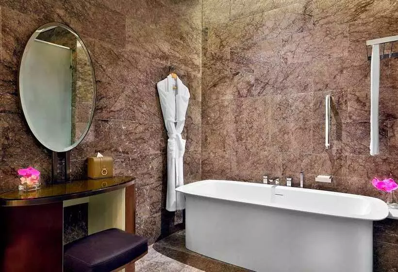 سوئیت با تخت بزرگ, Alrayyan Hotel Doha, Curio Collection By Hilton
