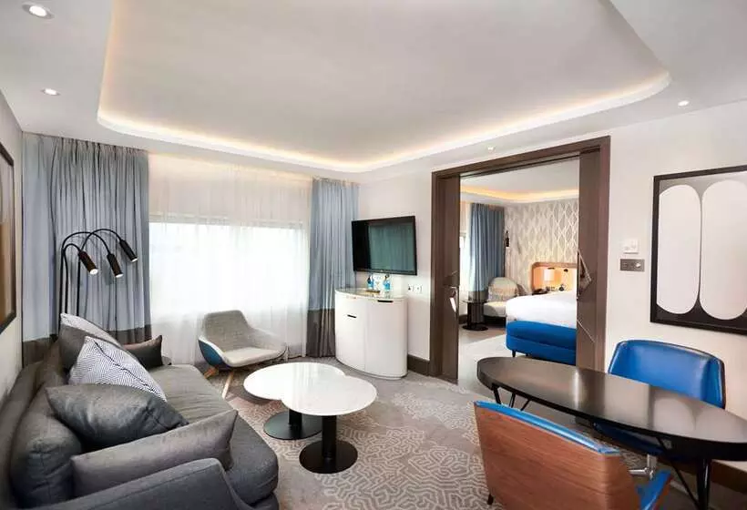 سوئیت با تخت بزرگ, Alrayyan Hotel Doha, Curio Collection By Hilton