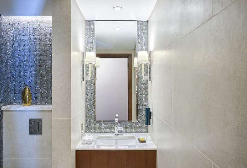 سوئیت با تخت بزرگ, Alrayyan Hotel Doha, Curio Collection By Hilton