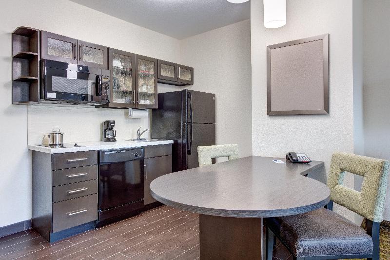 מיטת קינג בסוויטה, Candlewood Suites Cut Off   Galliano, An Ihg