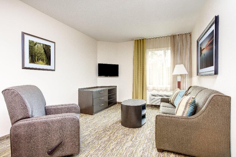 מיטת קינג בסוויטה, Candlewood Suites Cut Off   Galliano, An Ihg