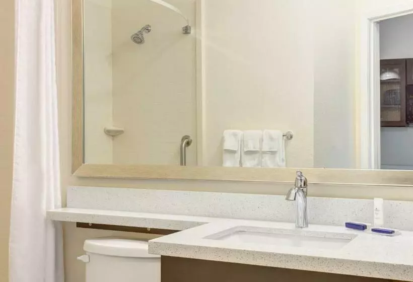 キングサイズベッドのスイートルーム, Candlewood Suites Cut Off   Galliano, An Ihg