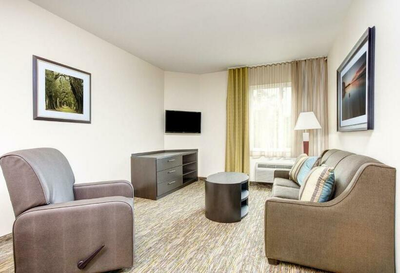 מיטת קינג בסוויטה, Candlewood Suites Cut Off   Galliano, An Ihg